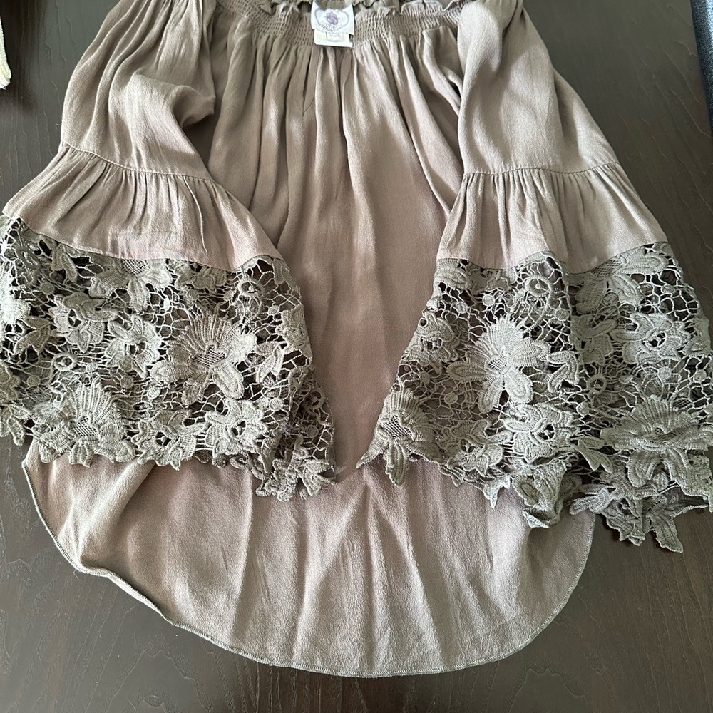Shirt with lace sleeve